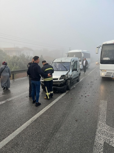 Yağışlı ve Sisli Havalarda Alınması Gereken Önlemler
Yağış ve sisli havalarda sürücülerin can ve mal güvenliği adına alması gereken tedbirleri sıralayan Gürhan İnal; "Araç sürücüleri, yağışlı ve sisli havalarda, yolların normalden daha kaygan olacağı unutulmamalı. Rutin olarak araç bakımlarının yapılması gerekiyor. Mevsime uygun lastik kullanılması ve lastik hava basınçlarının kontrol edilmesi önemli önlemlerden biri. Cam silecekleri ve benzeri genel bakımlar mutlaka yapılmalı. Şiddetli sağanak bekleniyorsa yağış ve sis bitene kadar mecburi olmadıkça yolculuktan kaçınılması gerekiyor. Yola çıkış esnasında sis farları mutlaka açılmalıdır. Görüş mesafesi azaldıkça hızın azaltılması gerekiyor.‘’ dedi.