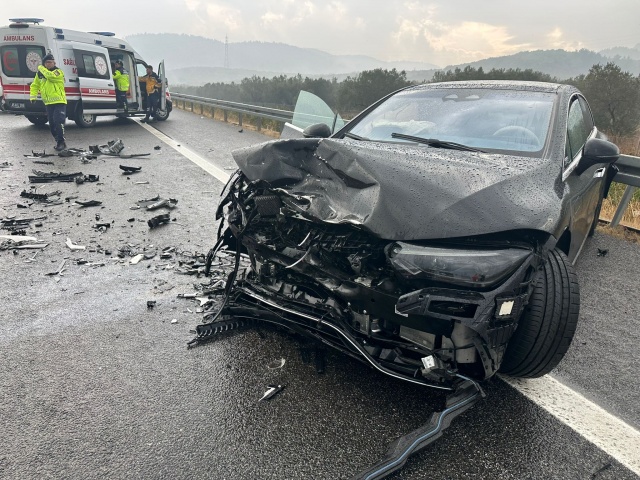 Manisa’da etkili olan yağışlı ve sisli hava, beraberinde trafik kazalarını da getirdi. Görüş mesafesinin yer yer 20 metreye kadar düştüğü kentte, sürücülerin dikkatsizliği kazaların artmasına neden oldu. Önceki gün ardı ardına meydana gelen 14 trafik kazasında 6 kişi yaralandı. Yaşanan kazalar nedeniyle gün boyu yoğun mesai harcayan Manisa İtfaiyesi, sürücüleri dikkatli olmaya ve hava koşullarına göre araçlarını kontrol etmeye çağırdı.
