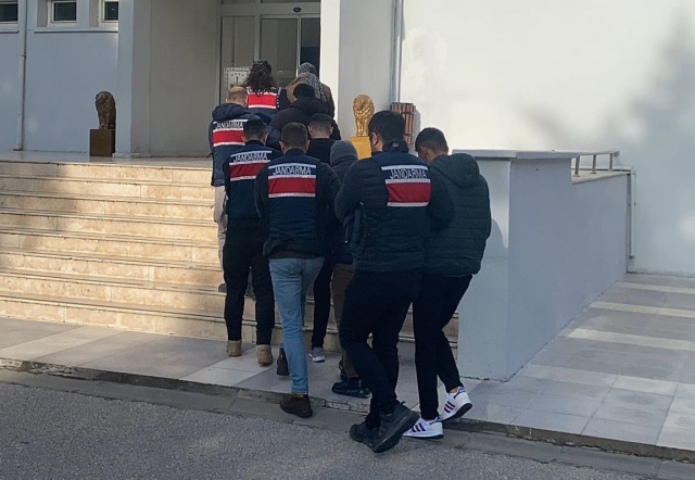 Manisa İl J.K.lığı TEM Şube Müdürlüğünce, 27.11.2024 tarihinde Şehzadeler, Yunusemre, Gölmarmara ve Alaşehir ilçelerinde PKK/KCK silahlı terör örgütünün faaliyetlerini tespit ve deşifre etmeye yönelik çalışmalar kapsamında sosyal medya hesapları üzerinden terör örgütü propagandası yaptığı tespit edilen N.E., N.Y., E.K., Y.B., Ü.N. ve E.D isimli altı şahıs yakalanarak gözaltına alınmıştır.  Şahıslar hakkında adli makamlardan alınan talimatlar doğrultusunda tahkikata başlanmıştır.