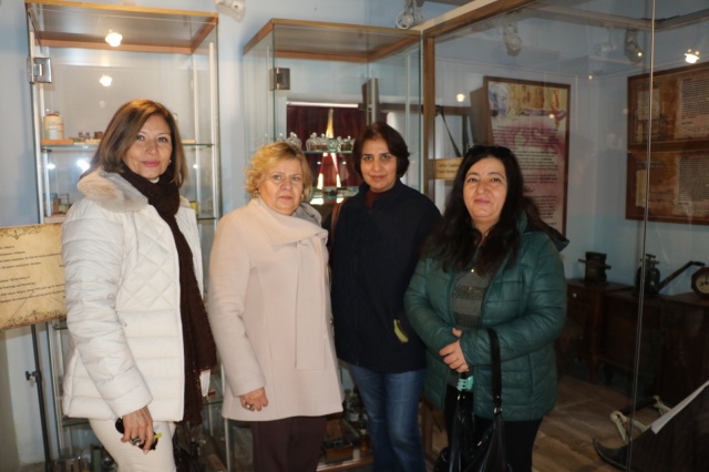 Manisa Büyükşehir Belediyesi şehri tanıtmak için kültür turları düzenlemeye devam ediyor. Turların son konukları İzmir Yardım Sevenler Derneği üyeleri oldu. Manisalı dernek üyelerinin de eşlik ettiği gezi Dioramik Mesir Müzesi, Masal Parkı ve çok sayıda minyatür eserin yer aldığı Şehzadeler Park’ta başladı. Kafile daha sonra Hafsa Sultan Camii’ne geçti. Burada da Tıp Tarihi Müzesi ziyaret edildi. Ziyaretçilere görevliler tarafından Sultan Camii ve Tıp Tarihi Müzesi hakkında bilgiler verildi, tarihteki önemleri anlatıldı.  Yeni Han’da yenilen öğle yemeğinin ardından gezi Osmanlı Müzesi ve İrfan Meclisi ziyaretleri ile sona erdi.
