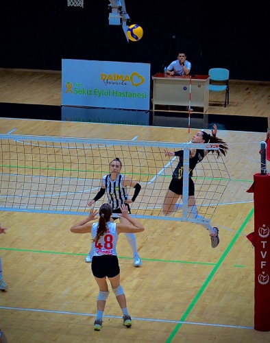 Türkiye Voleybol Federasyonu (TVF) Kadınlar 2’nci Ligi’nde mücadele eden Manisa Büyükşehir Belediyespor Kulübü, sahasında konuk ettiği Aydın ekibi Koçarlı Belediyespor’u 3-0’lık skorla mağlup ederek, 14’te 14 yaptı.