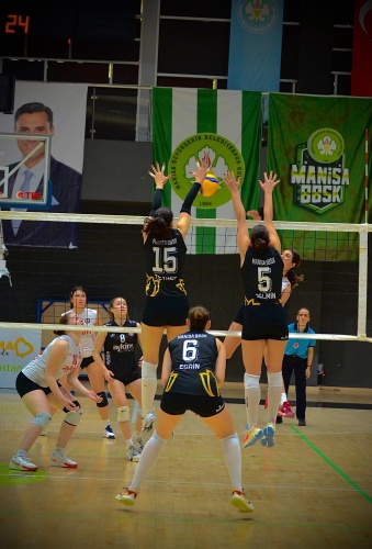Manisa BBSK voleybol takımı, Aydın temsilcisi Koçarlı Belediyespor’u, evinde ağırladı. Türkiye Voleybol Federasyonu (TVF) Kadınlar 2’nci Ligi 7’nci grupta mücadele eden Manisa BBSK, karşılaşmaya hızlı bir başlangıç yaparak, 25-4’lü skorla açılış setini hanesine yazdırdı. Karşılaşmanın ikinci ve üçüncü setlerinde de rakibine üstün oyununu kabul ettiren Manisa BBSK voleybol takımı, 25-15 ve 25-11’lik set skorlarıyla karşılaşmadan 3-0’lık net bir skorla galip ayrıldı. Grubunda fırtına gibi esen takım evinde bir galibiyet daha alarak, namağlup unvanını korudu. Takımın genç isimlerinden Ecrin Kadaz, ortaya koyduğu başarılı performans ile maçın oyuncusu seçildi.