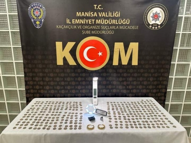 Tarihi eser kaçakçılığı 4 kişi gözaltına alındı..
Manisa İl Emniyet Müdürlüğümüz Kaçakçılık ve Organize Suçlarla Mücadele Şube Müdürlüğü görevlilerimizce Tarihi eser kaçakçılığının önlenmesine yönelik Kula ilçemizde yapılan çalışmalar sonucu;
- M.Y., H.C., B.T., A.C., isimli şahıslara ait  ikamette ve araçlarında yapılan aramada;

 339 adet metal sikke
2 adet sarı renkli küpe
 1 adet profesyonel koleksiyoner büyüteci
1 adet minyatür mikroskop
1 adet şarjlı ayarlanabilir masa lambası

ele geçirilmiş olup; 4 şüpheli şahıs hakkında  2863 SKM suçundan  adli işlem başlatılarak gözaltına alınmıştır.
          Manisa halkının huzur ve güvenliği için Manisa Emniyet Müdürlüğü olarak suç ve suçlularla mücadelemiz aralıksız devam edecektir.