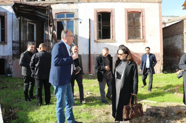 Manisa Büyükşehir Belediye Meclisi Turizm Tanıtım ve Sanat Komisyonu, kentin turizm potansiyelini en üst düzeye çıkarma hedefiyle Kırkağaç ve Soma  ilçelerindeki tarihi ve kültürel zenginlikleri yerinde inceleyerek kapsamlı bir çalışma gerçekleştirdi.