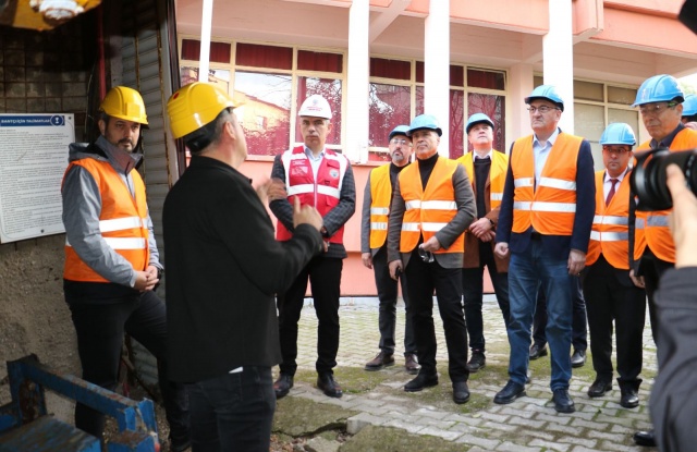 Turizm alanında kapsamlı bir yol haritası oluşturmayı hedefleyen Turizm Tanıtım ve Sanat Komisyonu, Kırkağaç Belediye Başkanı Üstün Dönmez’i makamında ziyaret ederek ilçenin turizm değerleri hakkında bilgi aldı. Kırkağaç ziyaretine Turizm Tanıtım ve Sanat Komisyonu Başkanı Lütfi Akdağ’ın yanı sıra CHP Grup Başkanvekili ve komisyon üyesi Erdinç Yavaşlı,  Kırkağaç Belediye Başkan Yardımcısı Necdi Özkan, Başkan Danışmanı Ali Osman Kınık, komisyon üyeleri ve Manisa Büyükşehir Belediyesi Yazı İşleri ve Kararlar Dairesi Başkanı Özcan Çetin katıldı.
