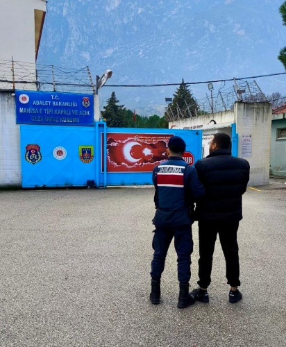 Uyuşturucu ve ruhsatsız bulundurmak başta olmak üzere birçok suçtan 14 adet suç kaydı bulunan S.G. (E/1996) isimli şahıs, 07.11.2024 günü bulunduğu açık ceza infaz kurumundan firar etmiş ve birkaç gün sonra Manisa ili Saruhanlı İlçesine gelerek aralarında husumet bulunan şahısları silahla tehdit etmiş ve çevreye ateş ederek olay yerinden kaçmıştır.

Şahsın yakalanmasına yönelik yapılan takip sonucu, 22 Aralık 2024 günü şahsın Saruhanlı ilçesindeki bir kahvehanede olduğunun öğrenilmesi üzerine; şahıs, bölgeye görevlendirilen Jandarma Suç Araştırma Timleri ile Saruhanlı İlçe Jandarma Komutanlığı asayiş timleri tarafından aracına binerek kaçmaya çalıştığı esnada kıskıvrak yakalanmıştır.

 “Hükümlü ve Tutuklunun Kaçması”, “Ruhsatsız Silah Bulundurma”, “Basit Yaralama”, “Mala Zarar Verme” ve “Kasten Yaralama” suçlarından aranan ve kesinleşmiş “4 yıl 4 ay 27 gün” hapis cezası bulunan S.G., 23 Aralık 2024 günü tutuklanarak Manisa Cezaevine teslim edilmiştir.
