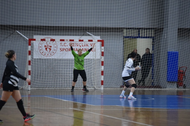 Manisa Büyükşehir Belediyespor Kulübü Hentbol takımı, Denizli deplasmanında rakibi Bereketli Spor Kulübünü, 33-22 skorla mağlup etmeyi başardı. Manisa BBSK, play-off yolunda önemli bir galibiyete imza atarak, liderlik koltuğundaki yerini garantiye aldı.