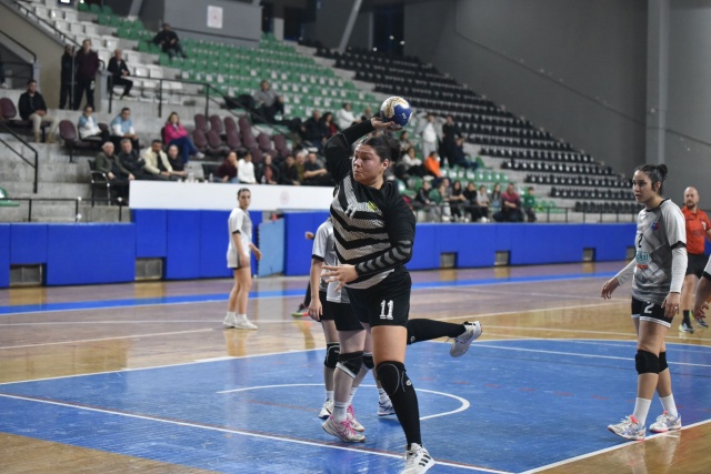 Manisa Büyükşehir Belediyespor Kulübü Hentbol takımı, Denizli deplasmanında Bereketli Spor Kulübü ile karşı karşıya geldi. Karşılaşmayı, Yönetim Kurulu Üyeleri Eray Durukan, Emre Sümer, Mesut Köse ve Kulüp Genel Müdürü Alparslan Kaya yakından takip ederken, Manisa’dan gelen taraftarlar takımı yalnız bırakmadı ve salonu adeta Manisa’ya çevirdi. Karşılaşmadan 33-22 skorla galibiyetle ayrılan Manisa BBSK grubundaki liderliğini sürdürdü. Ligde alınan diğer sonuçlara göre en yakın rakibine 2 puan fark atarak liderlik koltuğunu garantiye aldı.