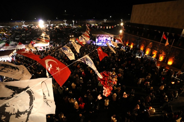 . İlçemizin farklı noktalarında bu güzel etkinliklerimiz devam edecek. Yaşamak sadece evden işe işten eve gitmek değil, sosyal bir olgudur. Yunusemre Belediyesi işte bunu gerçekleştiriyor. Sosyalleşmek de bir ihtiyaçtır” dedi. Etkinliklerde Başkan Balaban’a başkan yardımcıları ve meclis üyeleri eşlik etti. Gecenin geç vakitlerine kadar devam eden Roman Gecesi’nden katılan vatandaşlar seslendirilen şarkılar eşliğinde gönüllerince eğlendi.