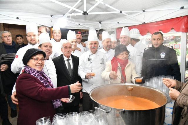 Yunusemre Belediyesi, Magnesia Gastronomi ve Aşçılar Derneği iş birliğiyle Yeni Yıl Çarşısı’nda anlamlı bir etkinlik gerçekleştirdi. Soğuk kış akşamında meydanda kurulan stantta, vatandaşlara ücretsiz tarhana çorbası ikram edildi. Başkan Balaban, aşçı kıyafeti giyerek hem çorba dağıttı hem de vatandaşlarla birebir ilgilendi. Etkinlikte konuşan Başkan Balaban, “Derneğimizin hazırladığı tarhana çorbasıyla soğuk bir gecede halkımızın içini ısıttık. Ayrıca şahsıma hediye ettikleri aşçı kıyafetini de büyük bir keyifle giydim. Aşçılık, dünyanın her yerinde saygın ve köklü mesleklerden biridir. Magnesia Gastronomi ve Aşçılar Derneği’ne katkılarından dolayı teşekkür ediyorum,” dedi. Yeni Yıl Çarşısı’nda, sokak lezzetlerini tanıtma fırsatı bulan dernek üyelerine de teşekkür eden Başkan Balaban, vatandaşlarla hatıra fotoğrafları çektirdi.