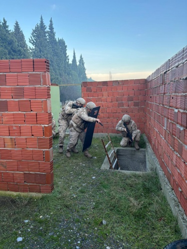 Asayiş Komando Bölük Komutanlığının Eğitimleri

Manisa İl Jandarma Komutanlığına bağlı olarak görev yapan Asayiş Komando Bölük Komutanlığı, sorumluluk alanında meydana gelebilecek olaylara karşı hızlı ve etkili müdahale edebilmek maksadıyla eğitimlerine aralıksız devam ediyor. Bir çoğu uzun yıllar teröristle mücadele harekâtının devam ettiği illerde görev yapan Jandarma Komandolar, burada kazandıkları arazi ve operasyon tecrübesinden, halen Manisa ilindeki görevlerinde faydalanıyorlar. Görev türü değişmekle birlikte; önemli asayiş olayları, muhtemel toplumsal olaylar ve büyük çaplı organizasyonlarda güvenlik önlemlerini destekleyen Jandarma Asayiş Komando Bölük Komutanlığı eğitimlerini sürekli taze tutuyor. Bu doğrultuda; Jandarma Asayiş Komando Bölüğü bir yandan uygun dağlık alanlarda icra edilen operasyonlarla terörle mücadele yeteneğini zinde tutarken, bir yandan da asayiş görevleri kapsamında meskûn mahallerde aranan şahısların yakalanması, toplumsal olaylar, bina operasyonları ve benzeri olası senaryolara yönelik tatbikatlarını sürdürüyor.