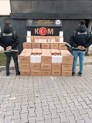 Kaçakçılık ve Organize Suçlarla Mücadele Şube Müdürlüğümüzce 2024
yılının sona ererek 2025 yılının başlayacağı bu günlerde; “Alkollü İçki
Kaçakçılığıyla” mücadelenin görünür kılınması sahadaki etkinliğin artırılması,
yasa dışı ürünlerin toplum nezdinde ulaşabilirliğinin azaltılması ve sahte alkollü
içki üretiminde kullanılan “Etil Alkolün” dağıtım ağının deşifre edilmesi ve
yaklaşan yılbaşı nedeniyle vatandaşlarımızın sağlığını etkileyecek yasadışı ve
sahte alkollü içkilerin yakalanmasına yönelik 01 Aralık 2024 ile 31 Aralık 2024
tarihleri arasında ilimiz ve ilçelerimizde yapılan operasyonlarda;

 8.940 litre etil alkol,
 1.616 litre ev yapımı alkollü içki,
 123 şişe kaçak alkol,
 6541 adet sahte TADAB bandrolü,
 530 adet viski kapak kapüşonu,
 10 adet alkol aroması,
 2 adet damıtma düzeneği,

Ele geçirilmiş olup;
20 şüpheli hakkında 5607 SKM suçu kapsamında adli işlem yapılmıştır.
Manisa halkının huzur ve güvenliği için Manisa Emniyet Müdürlüğü
olarak suç ve suçlularla mücadelemiz aralıksız devam edecektir.