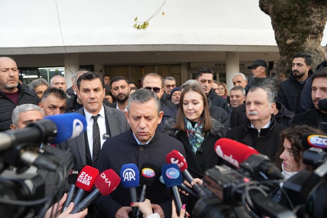 Şehzadeler Belediye Başkanı Gülşah Durbay ise belediye olarak her zaman esnafın yanında olduklarını ve onların ihtiyaçlarına yönelik çözümler üretmeye devam edeceklerini vurguladı. Esnaf ziyareti sırasında vatandaşların ilgisi yoğun olurken, hem Özel hem de Durbay’a teşekkürlerini ileten çarşı sakinleri, sorunlarını birinci ağızdan paylaşmanın memnuniyetini dile getirdi. Özgür Özel ve Gülşah Durbay’ın Kuyumcular Çarşısı ziyareti, esnafa moral verirken, yerel yönetim ile vatandaşlar arasındaki iletişimin güçlenmesine katkı sağladı.