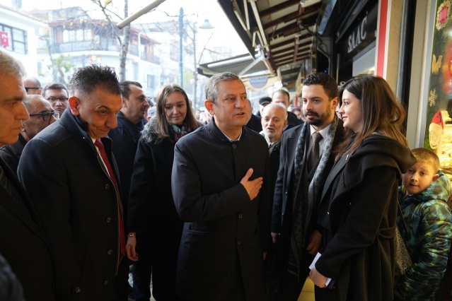 Manisa’ya Şehzadeler Belediyesi Spil Çocuk Evi açılışı için gelen Cumhuriyet Halk Partisi Genel Başkanı Özgür Özel, açılışın ardından Şehzadeler Belediye Başkanı Gülşah Durbay ile çarşıda esnafın sorunlarını dinledi ve taleplerini değerlendirdi. Ziyaret sırasında esnaflarla samimi sohbetler gerçekleştiren Özel, esnafın ekonomideki önemine dikkat çekerek, destekleyici politikaların hayata geçirilmesi gerektiğini ifade etti.