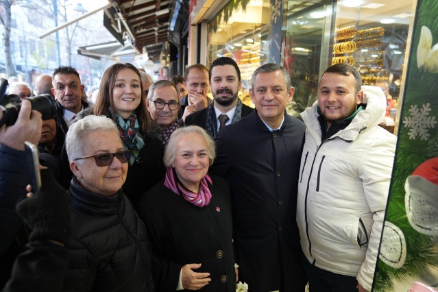 Cumhuriyet Halk Partisi Genel Başkanı Özgür Özel, Şehzadeler Belediye Başkanı Gülşah Durbay ile birlikte Kuyumcular Çarşısı esnafını ziyaret etti.