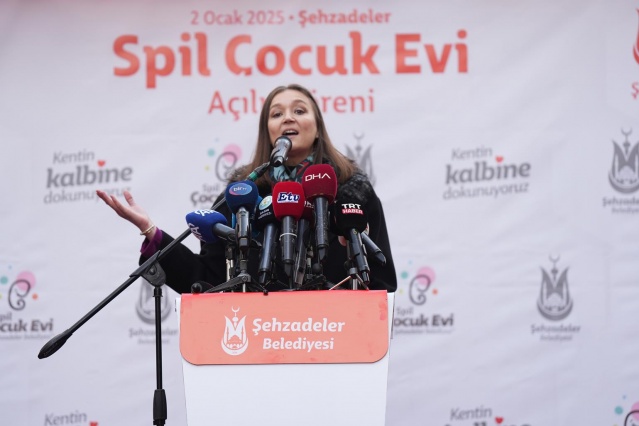 Şehzadeler Belediyesi’nin Çarşı Mahallesi’nde yer alan 4-5 yaş çocuklara hizmet verecek Spil Çocuk Evi, Cumhuriyet Halk Partisi Genel Başkanı Özgür Özel'in de katıldığı görkemli bir törenle hizmete açıldı.  Törende bir konuşma yapan Şehzadeler Belediye Başkanı Gülşah Durbay, çocukların güvenli, eğitici ve eğlenceli bir ortamda vakit geçirebilmeleri için tasarlanan Spil Çocuk Evi’nin, ailelerin de hayatını kolaylaştıracağını ifade etti. Başkan Durbay şöyle devam etti; "Geçtiğimiz sene Ocak ayında bu sokakları aday olarak ziyaret ederken ihtiyacı olan her mahalleye kreş yapacağız demiştim, çocuk evlerinin sözünü vermiştim, sözlerimi tutmaya devam ediyorum. Bugün burada açılışını yaptığımız Spil Çocuk Evi haricinde yapımı devam eden 2 çocuk evimiz daha var. 2025 yılı içerisinde Şehzadeler’e toplam 3 çocuk evi kazandırmış olacağız. Bu sayı biz belediyeyi devraldığımızda 2’ydi.  Yani 10 yılda yalnızca toplam 2 kreş yapılmıştı. Görev süremiz boyunca daha pek çok çocuk evi açıp, özellikle çocuğu olan kadınlarımızın iş hayatı ve sosyal hayata katılmalarını sağlayacağız, biz bunun için buradayız. Kadınlar çalışınca, istihdam artınca Şehzadeler’in esnafı kazanacak."