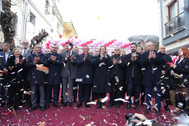 Şehzadeler Belediyesi’nin 4-5 yaş grubu çocuklara hizmet verecek Spil Çocuk Evi, Cumhuriyet Halk Partisi Genel Başkanı Özgür Özel’in de katılımıyla düzenlenen törenle açıldı. Şehzadeler Belediye Başkanı Gülşah Durbay, açılışta yaptığı konuşmada çocuklara ve kadınlara yönelik projeleri artıracaklarının müjdesini verdi.
