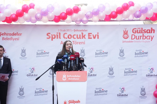 "MAHALLELERİMİZE HİZMETİN EN İYİSİNİ GÖTÜRÜYORUZ"
Şehzadeler Belediyesi olarak Ulutepe Mahallesi'nin yollarını yenilediklerini dile getiren Başkan Durbay "Geçtiğimiz ay bir sabah, belediyeye 9 muhtarımız geldi. Ulutepe Caddesinin kullanılamaz durumda olduğunu, yolun ne araç ne yaya trafiğine uygun olduğunu, büyük çukurlar açıldığını, hatta geçtiğimiz yıllarda caddeden toplu ulaşım araçlarının dahi kaldırıldığını, o caddeyi kullanan 8 mahallenin kaderine terk edildiğini söylediler. Daha önce belediyeye defalarca gelmişler fakat yıllardır hiçbir sonuç alamamışlar. O yolu biz yeniliyoruz. Fen İşlerimiz çalışmaya başladı, kısa süre içerisinde de bitiyor. Yaklaşık 33 bin vatandaşımızın kullandığı o yol çok yakın zamanda yepyeni bir hale bürünüyor.