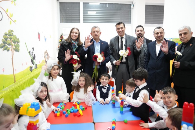 "KADINLARIN YANLARINDA OLMAYA DEVAM EDECEĞİZ"
Kadınların yanında olacağına söz verdiğini hatırlatan Başkan Durbay "Belediyemizi kadın dostu toplumsal cinsiyet eşitliğini önceleyen bir belediyeye dönüştüreceğime söz vermiştim. Yeri geliyor şiddete uğrayan kadınların yanında oluyoruz, yeri geliyor matineler düzenleyip kadınlarımızla beraber sosyalleşiyoruz. Yeri geliyor Manisa’da ilk defa kadın gece yürüyüşü düzenliyor ve kadınlarla kol kola yürüyoruz. Bundan sonra da her ihtiyaç anında aynı şekilde kadınların yanlarında olmaya devam edeceğiz."