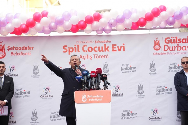 YENİ HİZMETLERİN MÜJDESİNİ VERDİ
Projelerini bir bir hayata geçirdiklerinden söz eden Başkan Durbay şöyle konuştu; "Çalışmalarımızı tamamladık bu ay içerisinde yaklaşık 2 Bin çocuğumuza süt dağıtmaya başlıyoruz. Şehzadeler’in minik çocukları artık bizim süt kardeşimiz olacak. İhtiyaç sahibi vatandaşlarımızın evlerine her ay sütleri ekiplerimiz tarafından götürülecek.  Tam 8 bin litre süt dağıtacağız. Yaşlı ve engelli vatandaşlarımız için evde temizlik hizmeti başlattık.  Çalışma arkadaşlarımız düzenli aralıklarla yüzlerce eve gidiyor, temizliyor, ufak tefek tamiratlarını yapıp, hayır duasını alarak evlerden ayrılıyorlar.  İhtiyaç sahibi 500 vatandaşımız evine her gün sıcak yemek götürüyoruz. Nisan ayında bomboş bir sosyal yardımlaşma deposu devraldık. Kısa süre içerisinde içini gıda kolileri ile doldurduk. Şimdi her ay yüzlerce vatandaşımıza gıda kolilerimiz götürülüyor. Çalışmamızı tamamladık önümüzdeki bir kaç hafta içerisinde ihtiyaç sahibi yüzlerce kadına market çekleri dağıtmaya başlıyoruz. Kadınlar diledikleri gibi marketlerden alışveriş yapabilecekler. Hamile kadınlarımız için gebe destek paketleri hazırlıyoruz. Bugüne kadar kimsenin düşünmediği hamile kadınları da biz düşünüyoruz. Süreç boyunca ihtiyaç duydukları tüm besleyici gıdaları, ihtiyaç sahibi kadınlarımızın evlerine götürüp teslim edeceğiz.