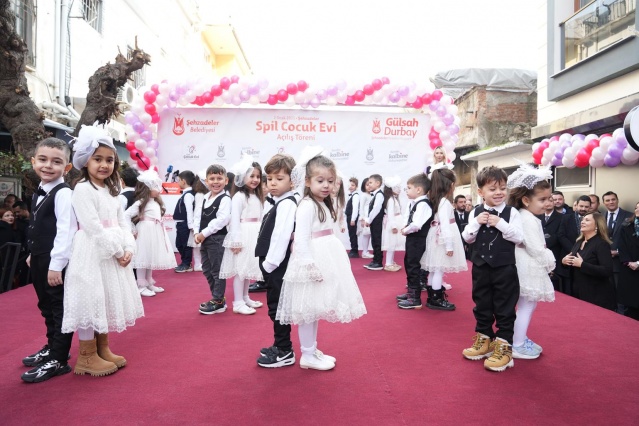 . Bebek bakım kabinlerimizi tedarik ettik. Bir iki haftaya ilçemizin 3 farklı noktasına bebek bakım kabinlerimizin kurulumunu tamamlanıyor. Artık bebeği ile dışarı çıkan vatandaşlarımız 1-2 saat içerisinde eve dönmek zorunda kalmayacak. Bebeklerinin tüm ihtiyaçlarını kabinlerimizde giderecek ve gezmeye, alışveriş yapmaya, işlerini halletmeye devam edebilecekler. Şehzadeler’de yaşayan herkes, her kesim yanında belediyeyi hissedecek. Ne mutlu ki yaptıklarımız ortada. Ne mutlu ki sokağa çıktığımızda büyük bir ilgi ve destek görüyoruz. Size söz veriyoruz, kreşlerimizi arttıracağız, sosyal yardımları arttıracağız, kent lokantalarını arttıracağız, halk ekmeği arttıracağız, halk mandıralarını arttıracağız, yaptığımız güzel olan ne varsa onları kat be kat arttıracak ve nihayetinde Genel Başkanımız Sayın Özgür Özel’in önderliğinde nasıl yerelde iktidarı kazandıysak genelde de iktidar olacak, hükümet olacak, Cumhurbaşkanlığını kazanacak ve halkımıza nefes aldıracağız. Bu güzel çocuk evimizin açılmasında bağışlarıyla çok büyük destek veren fakat isimlerinin gizli kalmasını isteyen bugün de aramızda olan hayırsever ailemize de kez daha teşekkür ediyorum. Bu mübarek Regaip Kandilinde Genel Başkanımız Sayın Özgür Özel’in açacağı Spil Çocuk Evimizin Manisa'mıza Şehzadeler’e hayırlı uğurlu olmasını diliyor ve Regaip kandilinizi kutluyorum. " 
"HALKIMIZIN PARASINI HALKIMIZ İÇİN HARCADIK"
Daha sonra vatandaşlara hitap eden Manisa Büyükşehir Belediye Başkanı Ferdi Zeyrek şöyle konuştu: "Ülkemde artık Cumhuriyet Halk Parti belediyeciliği diye bir gerçek var. Sosyal belediyecilik. Maalesef  Manisa sosyal belediyecilik anlamında yıllardan beri eksik kalmıştı. Ama değişimi sizler gerçekleştirdiniz. Sosyal belediyeciliği de tüm ilçe belediye başkanlarımızla birlikte bizler hayata geçiriyoruz. Daha bebeğimiz dünyaya gelmeden artık büyükşehir belediyesi hamile odasıyla doğum yolculuk eğitiminde ailelerle birlikte olmaya başlıyor. Daha sonra hoş geldin bebek kampanyası ile ailelerin yanında oluyoruz. Sonrasında kreşlerimiz var. Kreşlerimizde bin beş yüz çocuğumuza ev sahipliği yapıyoruz. Çocuk kültür merkezlerimizle, modern eğitim kurslarıyla her zaman için evlatlarımızı yetiştirmenin mücadelesinde sizlerle birlikte oluyoruz. Manisa'da artık okula, eğitime ulaşamayan çocukları okullara taşıyan bir büyükşehir belediye başkanı anlayışı var. Onlara ücretsiz online dershane hizmetlerini ayaklarına kadar götüren dört yüz tane köyümüzde internet sunan bir belediye başkanı var.  Ve her gün iki bin tane evladımıza yine merhaba çorbasıyla onlara günaydın diyen bir Manisa Büyükşehir Belediyesi anlayışı sizler sayesinde hayata geçti. Manisa'da da Halk Ekmek, Halk Lokantası ve Halk Mandıra'yı sizlerle birlikte hayata geçirdik. Her geçen gün de sayılarını arttırmaya devam edeceğiz. Çocuk kültür merkezlerinde altı bin beş yüz kırk dokuz tane evladımıza her gün yuvamızı açıyoruz. Onlara kendi evlatlarımız gibi bakıyoruz. Bin beş yüz evlat demek, bin beş yüz anne demek. Bin beş yüz annenin evine ekstradan ekonomisine katkı sağlaması demek. Bakanlığımız diyor ki kreşleri kapatın ve Manisa Büyükşehir Belediyesi olarak diyoruz ki kreş sayısını daha da çok arttıracağız. Bunları yaparken sekiz ayda sekiz yüz milyon TL de borç ödedik. Bunları yaparken sadece bir şeye dikkat ettik. Halkımızın parasını halkımız için harcadık. Halkımızı kreş açılmasını istiyorsa işte kreş. Halkımız eğer anne kartı istiyorsa işte yedi bin tane aileye anne kart bizden. Biz bunları sizden aldığımız yetkiyle sizin her kuruşunuza sahip çıkarak yapıyoruz ve yapmaya da devam edeceğiz.  Şimdi açılışını yapacağımız çocuk evinin yapımında emeği geçen başta Gülşah Durbay ve tüm ekip arkadaşlarına çok teşekkür ediyorum. Bunların devamının da geleceğini sizlere buradan müjdelemek istiyorum."