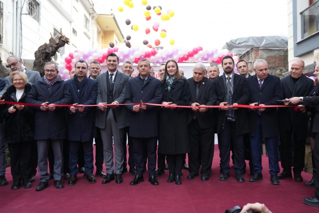 Onların bizlere ilettiği her sorun, bizim bir numaralı önceliğimizdir. Uzun yıllardır hizmet alamayan Ulutepe Caddesi gibi aynı kaderi yaşayan köylerimiz için de göreve gelir gelmez çalışmalar başlattık. Bugüne kadar 172 kilometre ova yolu kaplaması yaptık. 500 kilometre ova yolunu da düzenledik. Çiftçilerimiz artık tarlalarına, bağlarına daha rahat gidip geliyorlar. Dolu yağışından ürünü zarar gören üzümcüleri de ürünü para etmeyen zeytincileri de biz ziyaret ettik, yanlarında olduk, dertlerini paylaştık. İlçemizde altyapısı ciddi sıkıntılı olan mahallelerimiz var. Sağ olsun Ferdi Başkanımız hepsini yenilemeye başladı. Sokak sokak inceliyoruz, Ferdi Başkanımızla koordineli bir şekilde çalışıyoruz. Altyapılar tamamlandıktan sonra sokaklarımızın yollarını da kaldırımlarını da yenileyeceğiz. Hizmet gitmeyen, unutulan, kaderine terk edilen mahallelerimize hizmetin en iyisini götürüyoruz. Bugüne kadar olmayan, oldurulamayan şeyleri Ferdi Başkanımızla birlikte bu güzel insanlar için mümkün kılmaya gayret ediyoruz." şeklinde konuştu.  Başkan Durbay sözlerini şöyle sürdürdü; "Manisa’da deniz yok ama bizim gönlümüz Manisa’nın çocuklarının bütün yazı yüzmeye hasret geçirmesine razı gelmedi. Şehzadeler’de birisi Tabane tarafında olmak üzere 2 okulumuzun bahçesine yaz boyu portatif yüzme havuzu kurduk. Çocuklarımız bütün yaz doyasıya yüzdü eğlendi. Geçtiğimiz hafta Cumhuriyet Meydanı’na dillere destan bir Yeni Yıl Panayır’ı kurduk. 1 hafta boyunca konserler, eğlenceler, etkinliklerle yeni yılı mutlu ve coşkulu bir şekilde karşıladık. Hep Spil’e kar yağar, soğuğunu biz çekeriz. Çocuklarımız kar görmeden kışı geçirmesin dedik, 5 kamyon karı Cumhuriyet Meydanı’na getirdik. Geçtiğimiz cumartesi günü Manisa’da kar topu savaşı yapıldı. Çocuklar  eğlendi, insanlar mutlu oldu. Birilerinin dayatmaya çalıştığı gibi Manisa'nın güzel insanları bu ekonomik zorluklar, yokluk ve gerginlik altında karanlığa mahkum olmak, eğlenceden, küçük mutluluklardan uzak olmak istemiyor. Aksine görüyoruz ki buna ihtiyaçları var ve daha fazlasını talep ediyorlar. Biz de bu talebi emir olarak görüyor ve istediklerini veriyoruz."