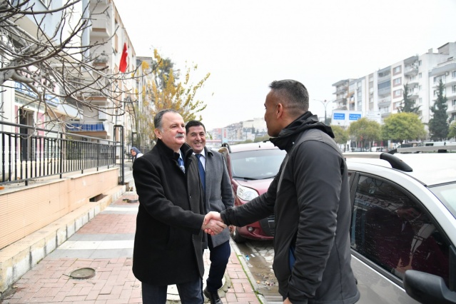 Seçildiği günden bu yana vatandaşla bir arada olan Yunusemre Belediye Başkanı Semih Balaban, esnaf ziyaretlerini sürdürüyor. Ziyaretlerine Yenimahalle ile devam eden Başkan Balaban’a Başkan Yardımcıları Ali Kuyumcu ve Haydar İzci eşlik etti.