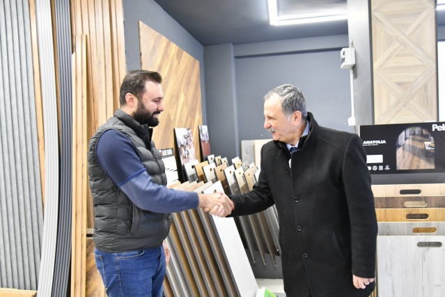 Esnaf ziyaretlerine Yenimahalle ile devam eden Yunusemre Belediye Başkanı Semih Balaban, “Seçimden seçime değil, her zaman halkımızın yanındayız” dedi.