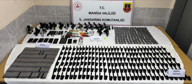 Manisa İli Ahmetli İlçesinde GÜNSEL SUÇ ÖRGÜTÜ mensupları tarafından çeşitli yollarla yurt dışından gıda kolileri arasında tabanca parçaları getirip Manisa ilinde Silah Ticareti yapıldığı tespit edilmiştir.

Manisa İl Jandarma Komutanlığı İstihbarat ve KOM Şube Müdürlükleri ile Ahmetli İlçe Jandarma Komutanlığı ekiplerince 07.01.2024 tarihinde Örgütlü olarak Silah Ticareti yapan C.G. (2002/E),
A.G. (2004/E), H.C.U. (2001/E), A.U. (2003/E) ve Y.U. (2004/E) isimli şüphelilerin Ahmetli ve Turgutlu ilçelerinde bulunan ev, işyeri ve eklentilerinde yapılan aramalarda;

- (17) Adet 9 mm Çapında Ruhsatsız Tabanca,
- (302) Adet Tabanca Namlusu,
- (337) Adet Namlu Ucu,
- (230) Adet Namlu Gövdesi, ⁠
- (17) Adet Tabanca Şarjörü,
- (36) Adet Tabanca Fişeği,
- (5) Adet Üst Kapak,
- (3) Adet Kabze,
- (2)  Adet Matkap,
- (1) Adet Elektrikli Testere,
- (15) Adet Namlu Açmada Kullanılan Muhtelif Malzeme,
- (7) Adet Cep Telefonu ele geçirilmiştir.

Örgütlü olarak silah ticareti yapan (5) şüpheli şahıs yakalanarak adli tahkikata başlanmıştır.