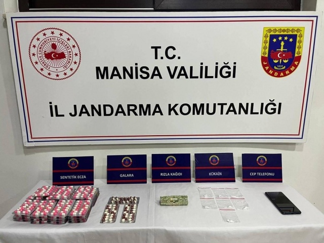 Uyuşturucu İmal ve Ticareti.

Manisa İli Şehzadeler İlçesinde ikamet eden M.U. isimli şahsın uyuşturucu madde ticareti yaptığı bilgisine istinaden, Şehzadeler İlçe Jandarma Komutanlığı ekipleri tarafından 09.01.2025 günü şahsın ikametinde yapılan aramada;

• (1.020) Adet Uyuşturucu Sentetik Hap,

• (10) Gram Kokain,

• (1) Adet Cep Telefonu ele geçirilmiştir.

M.U. isimli şahıs, çıkartıldığı mahkemece tutuklanmış ve Ceza İnfaz Kurumuna teslim edilmiştir.