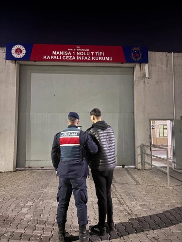 Yakalamalı Şahıs.

Manisa İli Yunusemre İlçesi Muradiye Mahallesinde 09.01.2025 günü Manisa JASAT ve Yunusemre/Merkez Karakolu Asayiş ekipleri tarafından;

- (3)’ü  Uyuşturucu ile ilgili,

- ⁠(2)‘si Hükümlü veya Tutuklunun Kaçması olmak üzere (5) ayrı suçtan aranan ve hakkında (9) yıl (3) ay kesinleşmiş hapis cezası bulunan C.F.U. (1996/E) isimli şahıs yakalanmıştır.
Yapılan tahkikatta; şahsın iki yıldır erkek kardeşinin kimliğini kullanarak saklandığı tespit edilmiştir.
Yakalanan şahıs tutuklanarak Manisa T Tipi Cezaevine teslim edilmiştir.