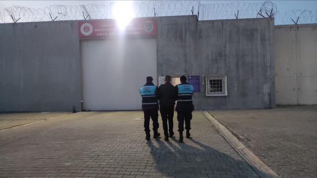 Manisa İli Akhisar İlçesinde 10.01.2025 günü Akhisar Merkez Karakolu Asayiş timleri ile Akhisar JASAT ekiplerince yapılan faaliyette;
- Çocuğu veya Beden veya Ruh Bakımından Kendisini Savunamayacak Kişiyi Öldürme,
- ⁠Bilişim Sistemlerini Kullanmak Suretiyle Dolandırıcılık,
- ⁠Hükümlü veya Tutuklunun Kaçması suçlarından 34 Yıl 7 ay 20 gün kesinleşmiş hapis cezası olan M.E. (E/1984) isimli şahıs yakalanmıştır.

Yakalanan şahıs adli işlemlerinin ardından Ceza İnfaz Kurumuna teslim edilmiştir.