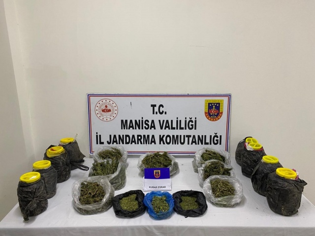 Akhisar İlçesinde Uyuşturucu Madde İmal ve Ticareti yapan şahıslara yönelik başlatılan çalışmalar kapsamında İ.Ö. isimli şahsın ikametinde, Akhisar İlçe J.K.lığı ve Manisa İl Jandarma Komutanlığı KOM Ş.Md.lüğü ekiplerince 11.02.2024 tarihinde aramada; (3.351) Gram Kubar Esrar Maddesi ele geçirilmiştir.

Akhisar Cumhuriyet Başsavcılığınca alınan talimat doğrultusunda adli tahkikata başlanmıştır.