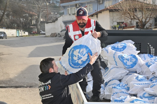 “Dayanışmayı Büyütüyor Ve Aile Ekonomisine Katkı Sağlıyoruz”
Sosyal belediyecilik anlayışıyla kış aylarında da ihtiyaç sahibi hemşerilerinin yanında olduklarını ifade eden Manisa Büyükşehir Belediye Başkanı Ferdi Zeyrek, “Ekonomik krizin her geçen gün daha da derinleştiği zamanlardan geçiyoruz. Düşen hava sıcaklıklarıyla birlikte dar gelirli yurttaşlarımızı unutmadık. Yakacak yardımlarıyla yurttaşlarımızın ısınma giderlerini hafifletiyoruz. 5 bin çuvaldan fazla odunu ihtiyaç sahibi hemşerilerimize ulaştırıyoruz. Manisa Büyükşehir Belediyesi olarak dayanışmayı büyütüyor ve aile ekonomilerine katkı sağlıyoruz. Soğukta hiçbir Manisalının mağdur olmasını istemiyoruz” dedi.