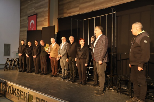 Haluk Işık’ın yazdığı, Murat Atak’ın yönetmenliğini yaptığı tiyatroda, oyuncular Bülent Ateşoğulları, Işıl Poyraz, Koray Ergun, Murat Demirbaş, Murat Ercanlı, Burcu Oktav ve Ersen Ocak'ın performansı izleyenlerden alkış aldı. 2 perdelik tiyatro oyununda oyuncular, kısa öykü, tiyatro, şiir dallarında pek çok eser bırakan Türk mizah yazarı Aziz Nesin’in hayatını sergiledi.