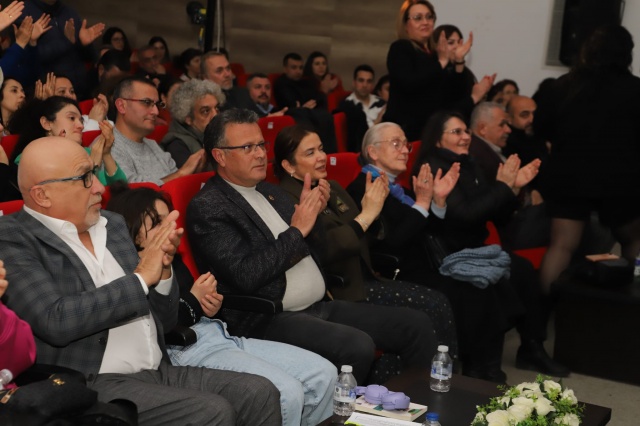 Kültür sanat etkinliklerine büyük önem verdiklerini vurgulayan ADD Alaşehir Kültür Sanat Sorumlusu Barış Uzgidim, "Katılımcı tüm STK'lar ve salonu dolduran tiyatro sever halkımıza teşekkür ederiz"diye konuştu.