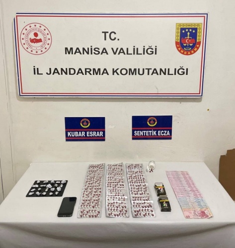 Uyuşturucuyla mücadele çalışmaları kapsamında, Şehzadeler İlçe J.K.lığı tarafından Manisa ili Yunusemre ilçesinde K.Y. (1998/E) isimli şahsın işyerinde 26.02.2025 tarihinde yapılan aramada;

- 1.056 adet Sentetik Hap,
- 18 adet satışa hazır halde alüminyum folyo ve kağıtlara sarılı toplam 35 gr Kubar Esrar
ile suçtan elde edildiği değerlendirilen 7400 TL ele geçirilmiştir.

Olayla ilgili olarak Cumhuriyet Savcısının talimatıyla şüpheli K.Y. Manisa Cumhuriyet Başsavcılığına sevk edilmek üzere gözaltına alınmıştır.