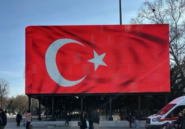 MHP lideri Devlet Bahçeli'nin PKK elebaşı Abdullah Öcalan'a yaptığı çağrı sonrası kritik süreçte sona gelindi. Türkiye İmralı'dan gelecek çağrıyı merakla beklerken Ankara'da belediyeye ait tüm ekranlara Türk bayrağı yansıtıldı.