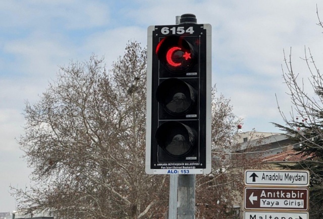 EKRANLARA TÜRK BAYRAĞI YANSITILDI
Terör örgütü elebaşı Öcalan'ın açıklaması öncesinde Ankara’daki LED ekranlara Ankara Büyükşehir Belediyesi tarafından Türk bayrağı yansıtıldı.