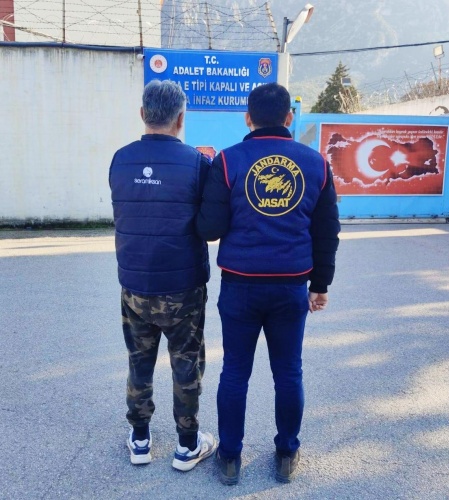 Turgutlu İlçe Jandarma Komutanlığı JASAT ekiplerince 05.03.2025 günü aranan şahıslara yönelik icra edilen faaliyette; Suç İşlemek Amacıyla Kurulan Örgüte Üye Olma, Yağma, ve Tefecilik suçlarından yaklaşık 14 yıldır aranan ve hakkında kesinleşmiş  26 Yıl 6 Ay  hapis cezası bulunan S.Ö. (1976/E)* isimli şahıs yakalanmış ve işlemlerinin ardından Adli Makamlarca tutuklanarak Manisa E Tipi  Cezaevine teslim edilmiştir.i