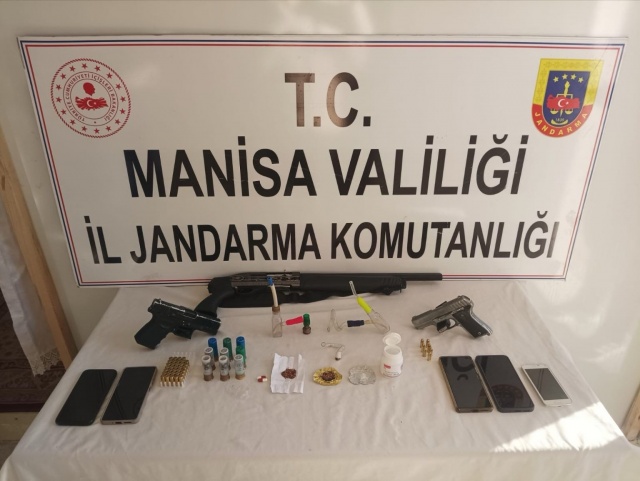 Manisa İli Soma İlçesinde 11.03.2025 günü adli makamlardan alınan izin doğrultusunda yapılan aramada;
M.T. (E/1987 d.lu), ⁠B.T. (E/1987 d.lu), E.C.T. (E/ 1999.d.lu), R.B. (E/1983 d.lu), F.K. (K/1992 d.lu), S.Y. (E/2006 d lu) isimli şahısların  ikamet ve eklentilerinde yapılan aramada;
* (1) Adet 9 mm Tabanca ,
* (1) Adet 7.65 mm Tabanca,
* (1) Adet Pompalı Av Tüfeği,
* (3) gr uyuşturucu madde,
* (2) Adet Sentetik Ecza
* (2) Adet Uyuşturucu Madde Kullanma Aparatı,
* Ruhsatsız tabanca ve tüfeğe ait (50) adet fişek ele geçirilmiştir.

Olayla ilgili C. Savcısına bilgi verilerek alınan talimat neticesinde Şüpheliler M.T., F.K. ve S.Y., 12 03.2025 günü adli makamlara sevk edilmek üzere gözaltına alınmış, diğer (3) şahıs ise ifadelerinin alınmasını müteakip serbest bırakılmıştır.