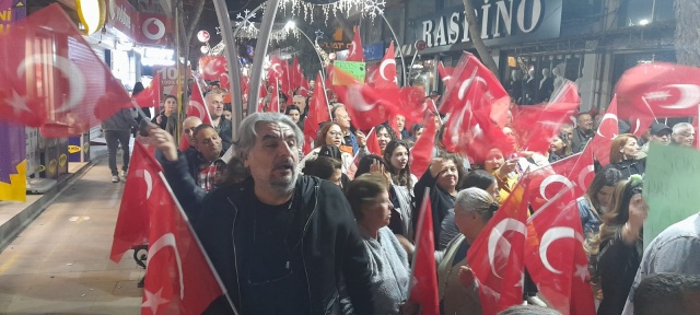 Yürüyüşte CHP Alaşehir İlçe Gençlik Kolları üyeleri'de yoğun katılım sağlayarak "Hak, Hukuk, Adalet" sloganları attı. Gençlik Kolları Başkanı Zühtü Kaan Erdem, "Demokrasiye sahip çıkmaya" devam edeceğiz"diye konuştu.