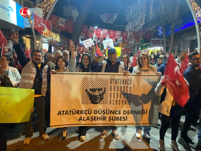 Cumhuriyet Halk Partisi Alaşehir İlçe Başkanlığı'nın Sevgi Yolu üzerinde bulunan binası önünden başlayan yürüyüşe, CHP Alaşehir İlçe Başkanı Mehmet Kayacık, Alaşehir Belediye Başkanı Ahmet Öküzcüoğlu, CHP Sarıgöl İlçe Başkanı Nuri Sarı, Atatürkçü Düşünce Derneği Alaşehir Şube Başkanı Halil Garipoğlu, Eğitim-İş ve Eğitim-Sen temsilcilikleri ile çok sayıda vatandaş katılım sağladı. Yürüyüş boyunca Sevgi Yolunda uzun kortejler oluştu.
