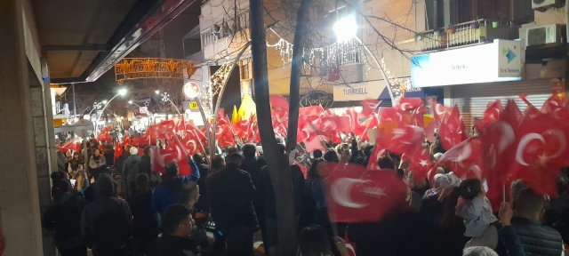 İstanbul Büyükşehir Belediye Başkanı ve CHP'nin Cumhurbaşkanı adayı Ekrem İmamoğlu’nun tutuklanmasının ardından CHP Alaşehir İlçe Başkanlığı tarafından "demokrasi yürüyüşü" düzenlendi.