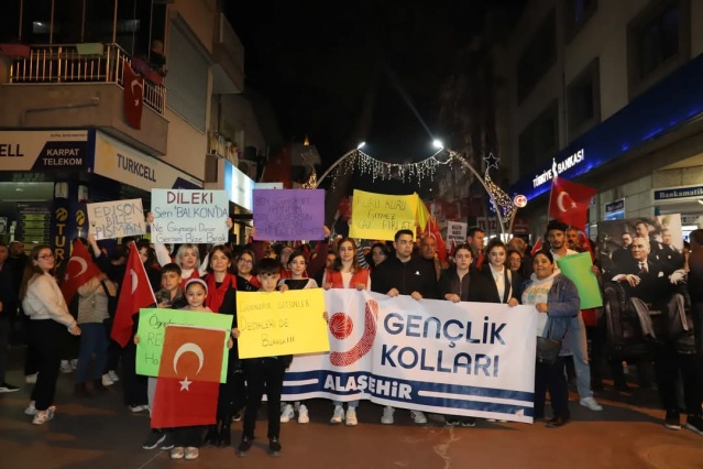 CHP İlçe Binası önünden başlayıp Alaşehir Belediyesi önünde biten yürüyüş belediye binası önünde yapılan basın açıklaması ile son buldu. Basın açıklamasında konuşan Alaşehir Belediye Başkanı Ahmet Öküzcüoğlu,yapılacak ilk seçimde CHP'nin birinci parti olacağını, ve belediye başkanlığı sayısını iki katına çıkaracağını söyledi. Öküzcüoğlu, Demokrasiye tüm yurttaşların sahip çıkması gerektiğini, vurguladı.