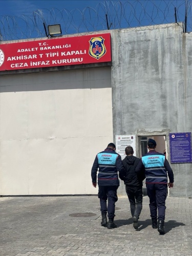 Yakalamalı Şahıs

1. Manisa İli Akhisar İlçesi Beyoba Mahallesinde 14.04.2025 günü Akhisar İlçe Jandarma Komutanlığınca aranan şahıslara yönelik icra edilen faaliyet kapsamında ; Kasten Yaralama suçundan aranan ve hakkında 10 Yıl 6 Ay 22 Gün kesinleşmiş hapis cezası bulunan M. D. M. isimli şahıs yakalanmıştır.

2. Yakalanan şahıs Akhisar Adliyesindeki işlemlerinin ardından Akhisar T Tipi Kapalı Ceza İnfaz Kurumuna teslim edilmiştir.