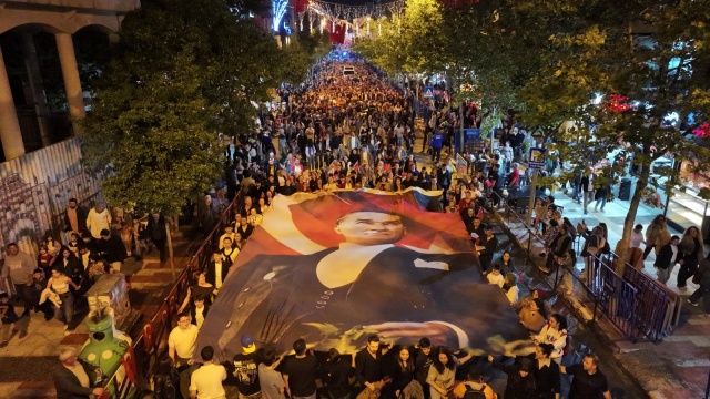 Kortej boyunca vatandaşlarla sık sık selamlaşan Başkan Zeyrek ve protokol üyeleri, festival coşkusunu on binlerle birlikte yaşadı. Manisa, bir kez daha köklü tarihine ve güçlü kültürüne yakışır bir buluşmaya imza attı