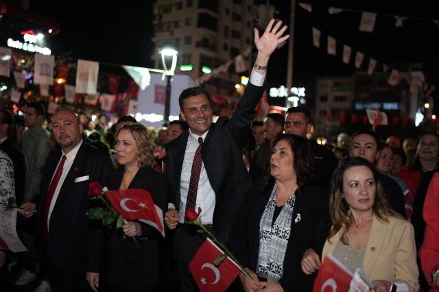 Uluslararası Manisa Mesir Macunu Festivali, 485'inci yılında yine unutulmaz bir kortej yürüyüşüyle taçlandı. "Dolu Dolu Festival" sloganıyla bir hafta boyunca süren etkinliklerin finalinde, Manisa’nın kalbi Cumhuriyet Meydanı'nda attı. Sultan Camii’nden başlayan yürüyüşe katılan binlerce Manisalı, bayraklar ve renkli kostümleriyle şehri adeta bir festival alanına çevirdi.