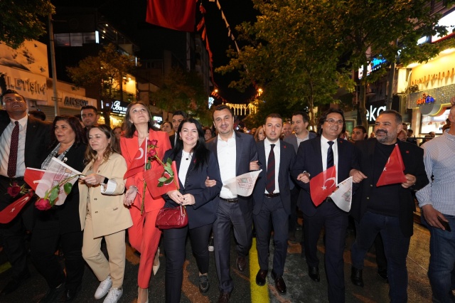 Festivalin kortejinde; CHP Manisa Milletvekilleri Ahmet Vehbi Bakırlıoğlu, Bekir Başevirgen, Selma Aliye Kavaf, Manisa Büyükşehir Belediye Başkanı Mimar Ferdi Zeyrek ve eşi Nurcan Zeyrek, Aydın Büyükşehir Belediye Başkanı Özlem Çerçioğlu, Uşak Belediye Başkanı Özkan Yalım gibi birçok önemli isim de yer aldı. Siyasi partilerin, sivil toplum kuruluşlarının temsilcileri ve çevre illerden gelen misafirlerle birlikte Manisa, birlik ve beraberlik mesajı verdi.