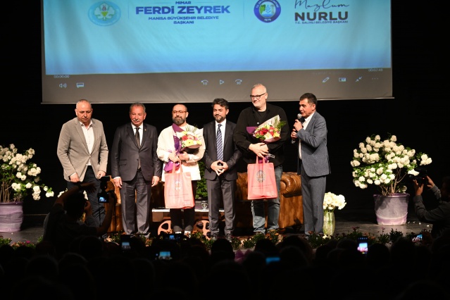 “EN ÖNEMLİ KÜLTÜREL MİRASLARINDAN BİRİ OLARAK YOLUNA DEVAM EDECEK”

Büyükşehir Belediyesi Genel Sekreter Yardımcısı Ulaş Aydın, salonun girişindeki coşku ve insanların gözlerinde gördüğü heyecana değinerek, “Büyükşehir Belediye Başkanımız Ferdi Zeyrek’in selamlarını iletmek istiyorum. Ona, Salihli Şiir İkindileri’nden bahsettiğimde gözleri parladı ve bir an önce ayağa kalkmasını istedi. Çok güzel bir biçimde, 11 yıl aradan sonra yeniden ayağa kalktı. Kendi adıma çok mutluyum. Benim iki evladım var. Bir oğlum ve bir de kızım. Oğlumun adı Arkadaş. Arkadaş, Zekai’den alıyor adını. Kızımın adı da Asmin. O da adını, Ahmet Telli'nin 'Asmin' şiirinden alıyor. Ben şiir yazamıyorum, ama fırsat buldukça okumaya çalışıyorum. Salihli için Cemal Süreya, ‘Şiirin başkenti’ demiş. Ataol Behramoğlu, Salihli Şiir İkindileri için 'Şiirin Nobeli'dir’ demiş. Bunun arkasında muazzam emek, akıl ve inanç var. O da efsane Başkan Zafer Keskiner ve Şadan Gökovalı'nın emeği ve inancı. Bu noktaya gelmesinde katkısı olan herkese saygılarımı sunuyorum. Salihli Şiir İkindileri durmayacak, devam edecek. Manisa'nın ve Salihli'nin en önemli kültürel miraslarından biri olarak yoluna devam edecek” ifadelerini kullandı.